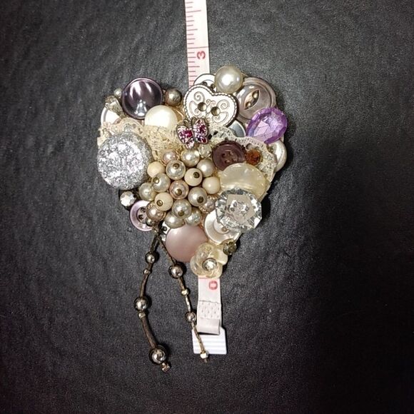 Heart shaped button brooch - Picture 8 of 8